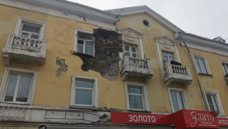 Две "сталинки" и деревянную двухэтажку готовят под снос в Барнауле Две "сталинки" и деревянную двухэтажку готовят под снос в Барнауле