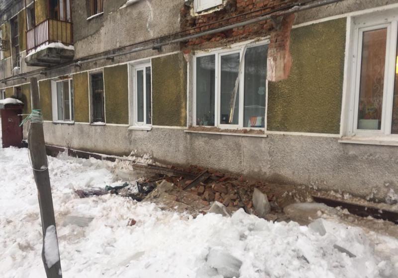 В жилой аварийной барнаульской двухэтажке рухнул балкон В жилой аварийной барнаульской двухэтажке рухнул балкон
