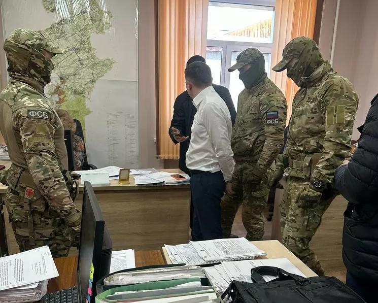 На Алтае чиновник получил взятку в 150 тыс. рублей от риэлтора На Алтае чиновник получил взятку в 150 тыс. рублей от риэлтора