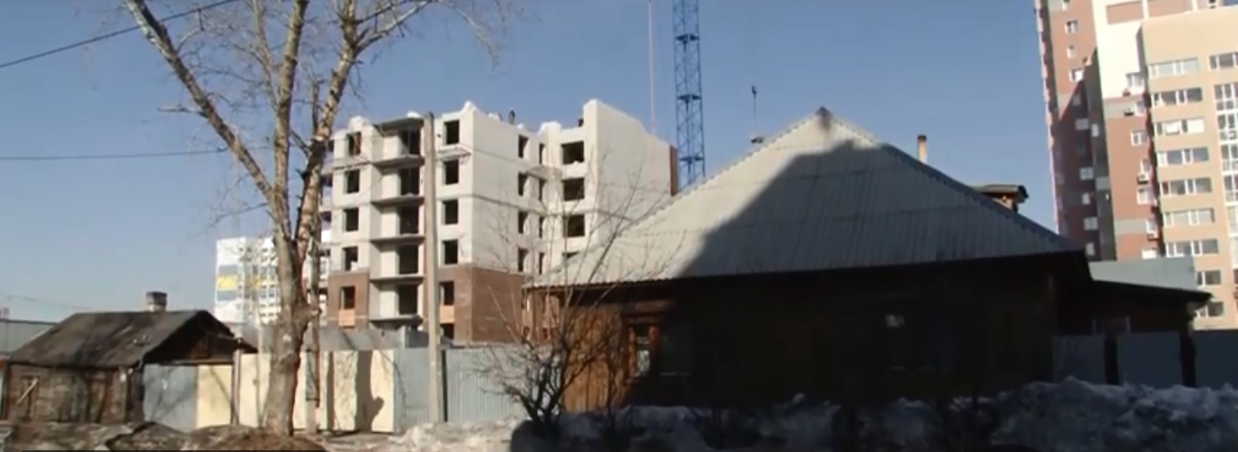 Застройщик снес баню и сарай жительницы Барнаула, которая не продала ему дом Застройщик снес баню и сарай жительницы Барнаула, которая не продала ему дом