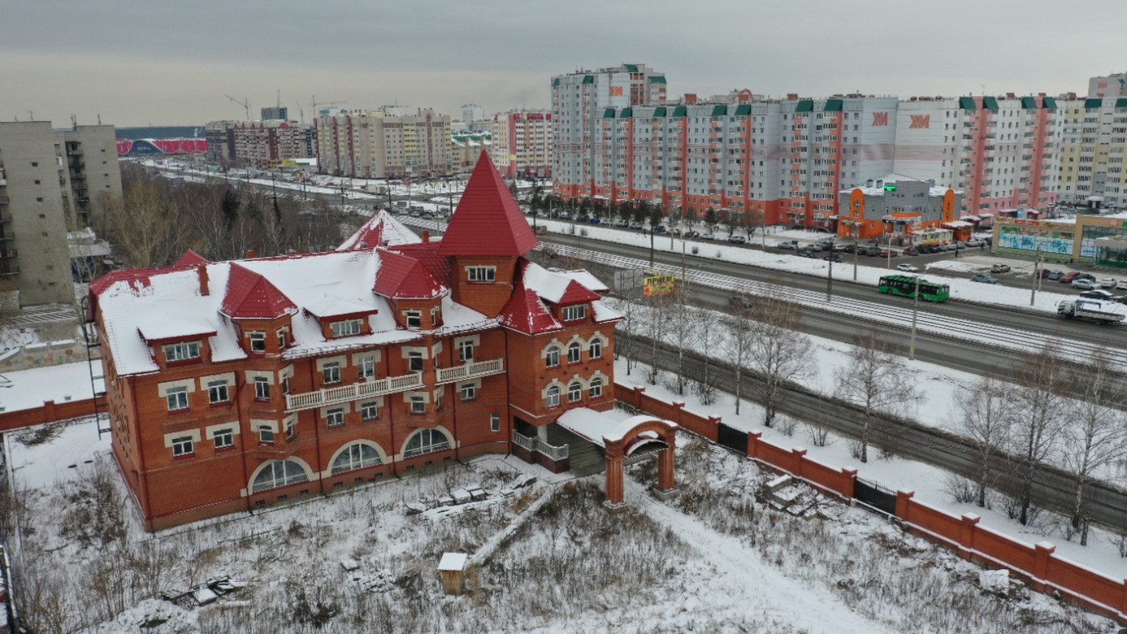 Недостроенный "красный замок" продают в Барнауле Недостроенный "красный замок" продают в Барнауле