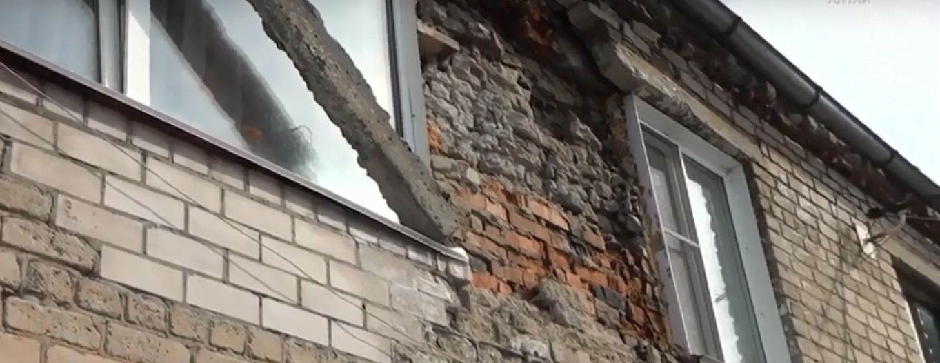 В жилом доме в Камне-на-Оби начали рушиться стены В жилом доме в Камне-на-Оби начали рушиться стены