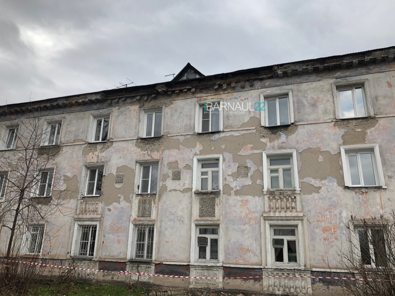В Барнауле начал рушиться многоквартирный дом В Барнауле начал рушиться многоквартирный дом