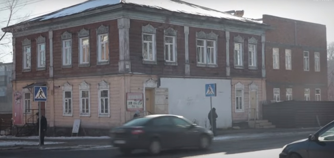 У исторического здания в Бийске выросла незаконная пристройка У исторического здания в Бийске выросла незаконная пристройка