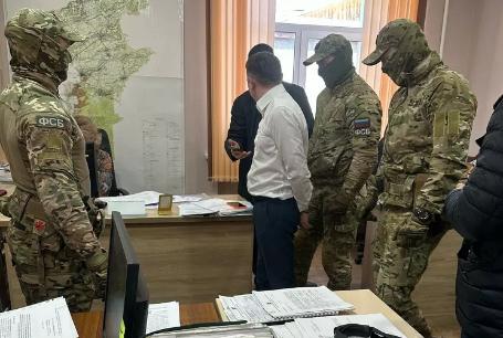 На Алтае чиновник получил взятку в 150 тыс. рублей от риэлтора