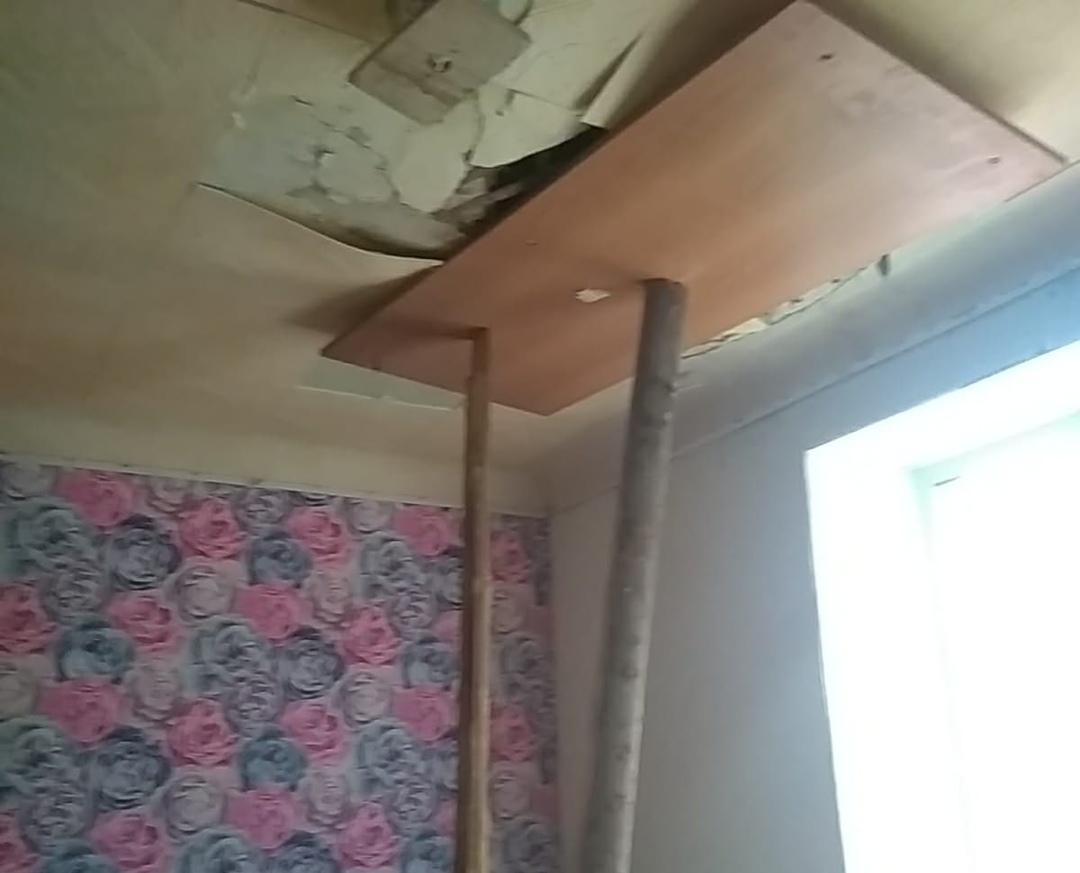 В квартире аварийного дома в Барнауле рухнул потолок В квартире аварийного дома в Барнауле рухнул потолок