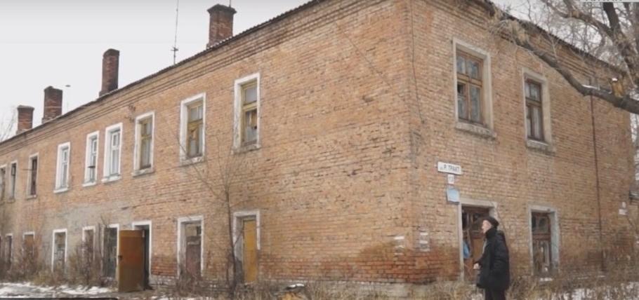 Пенсионеры в брошенном доме в Рубцовске остались без туалета и колонки с водой Пенсионеры в брошенном доме в Рубцовске остались без туалета и колонки с водой