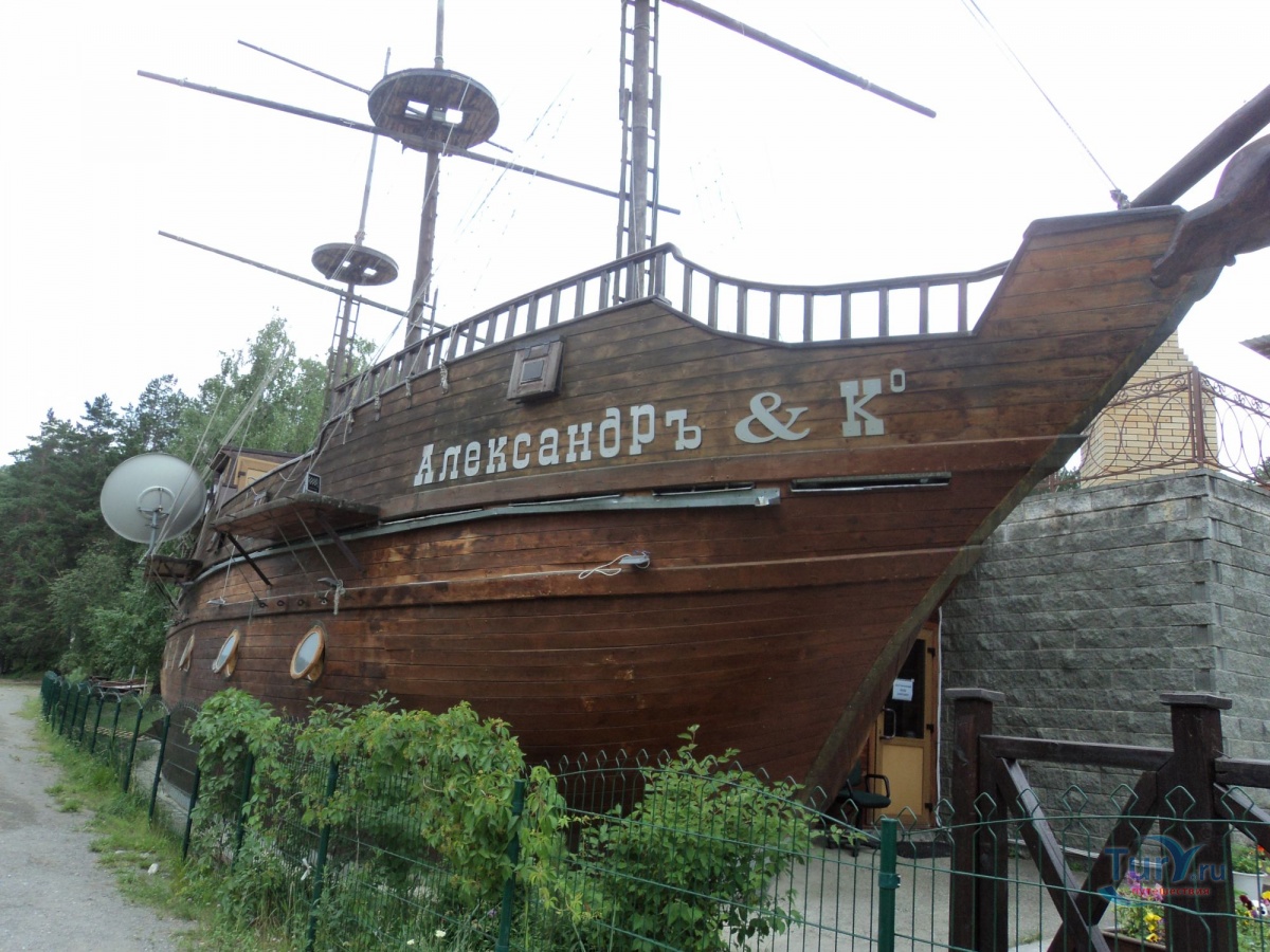 Гостиницу-корабль продают в Алтайском крае за 50 млн рублей Гостиницу-корабль продают в Алтайском крае за 50 млн рублей