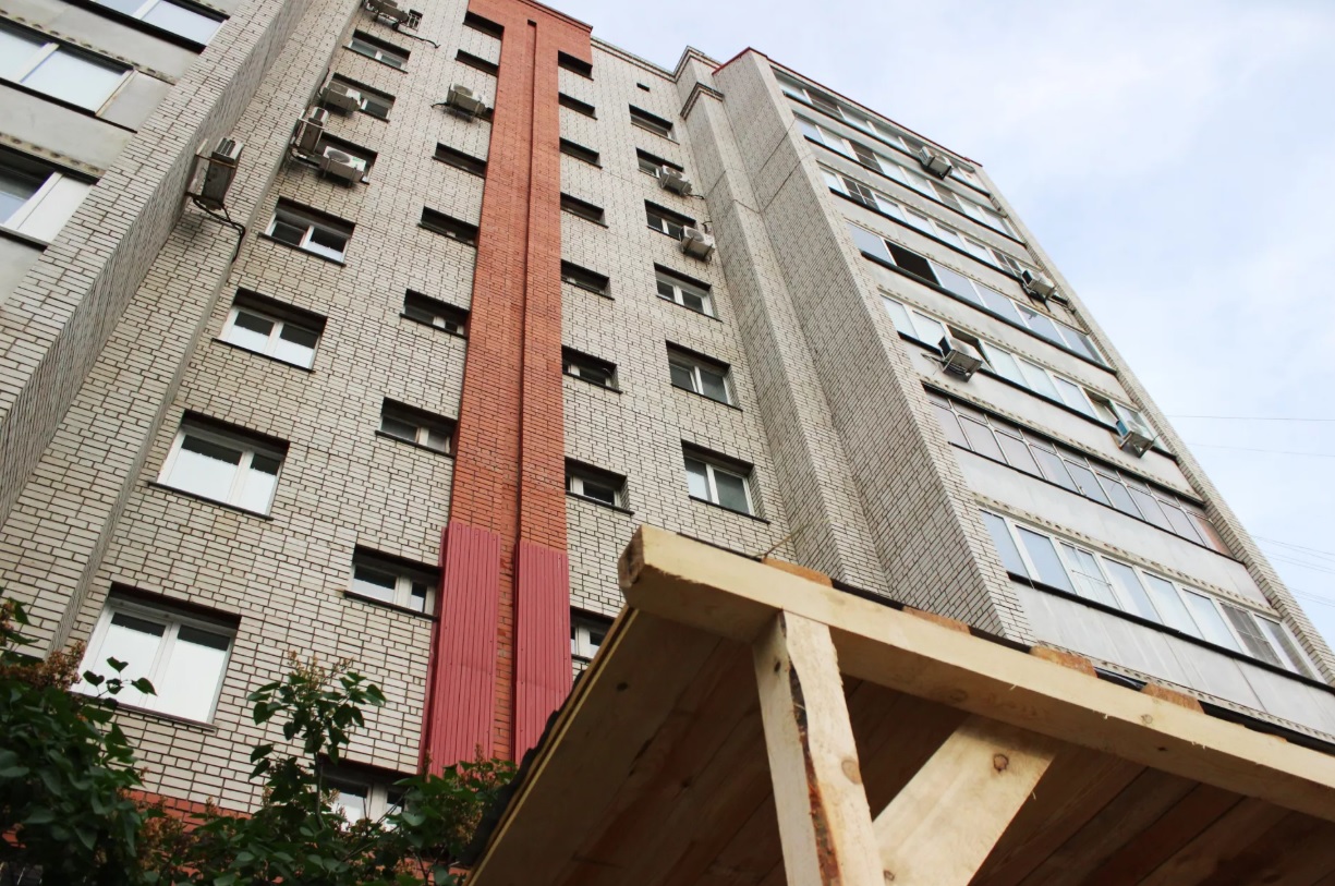 Трещины в барнаульской 10-этажке пошли из-за некачественного кирпича