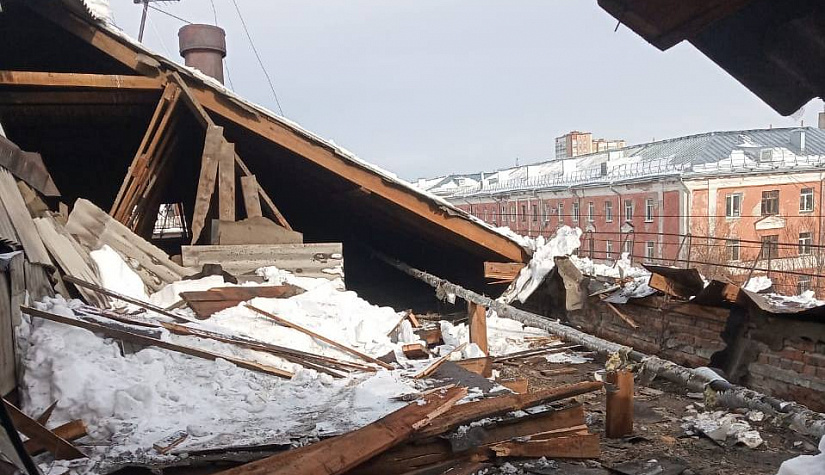 Крыша жилой пятиэтажки обрушилась в Барнауле Крыша жилой пятиэтажки обрушилась в Барнауле