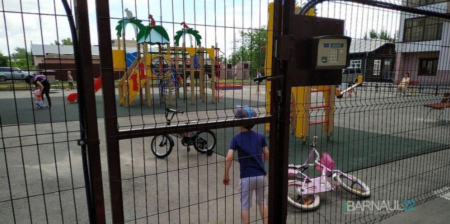 Жильцы барнаульской новостройки незаконно захватили детскую площадку Жильцы барнаульской новостройки незаконно захватили детскую площадку