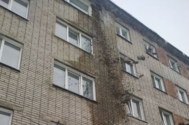 С фасада аварийного дома в Бийске обрушились кирпичи С фасада аварийного дома в Бийске обрушились кирпичи