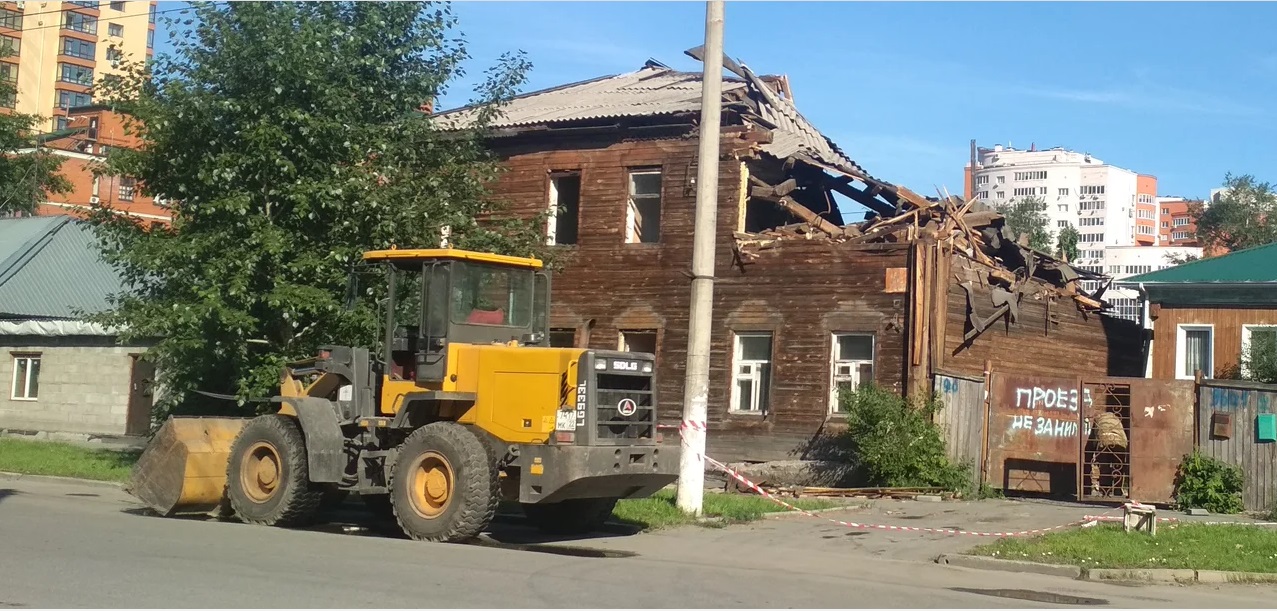 110-летний жилой дом сносят в Барнауле 110-летний жилой дом сносят в Барнауле
