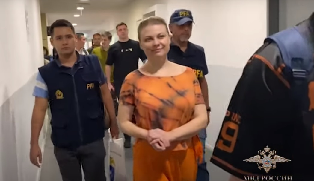 Аргентина передала России сбежавшую экс-директора АН "Жилфонд Барнаул" Аргентина передала России сбежавшую экс-директора АН "Жилфонд Барнаул"