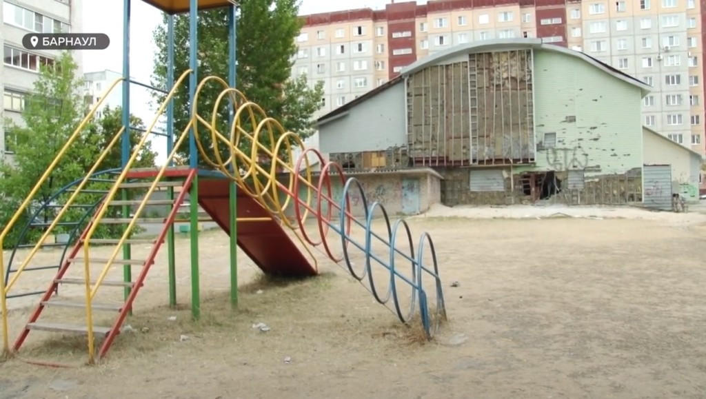 18-летний недострой с дырой в стене выставили на торги в Барнауле