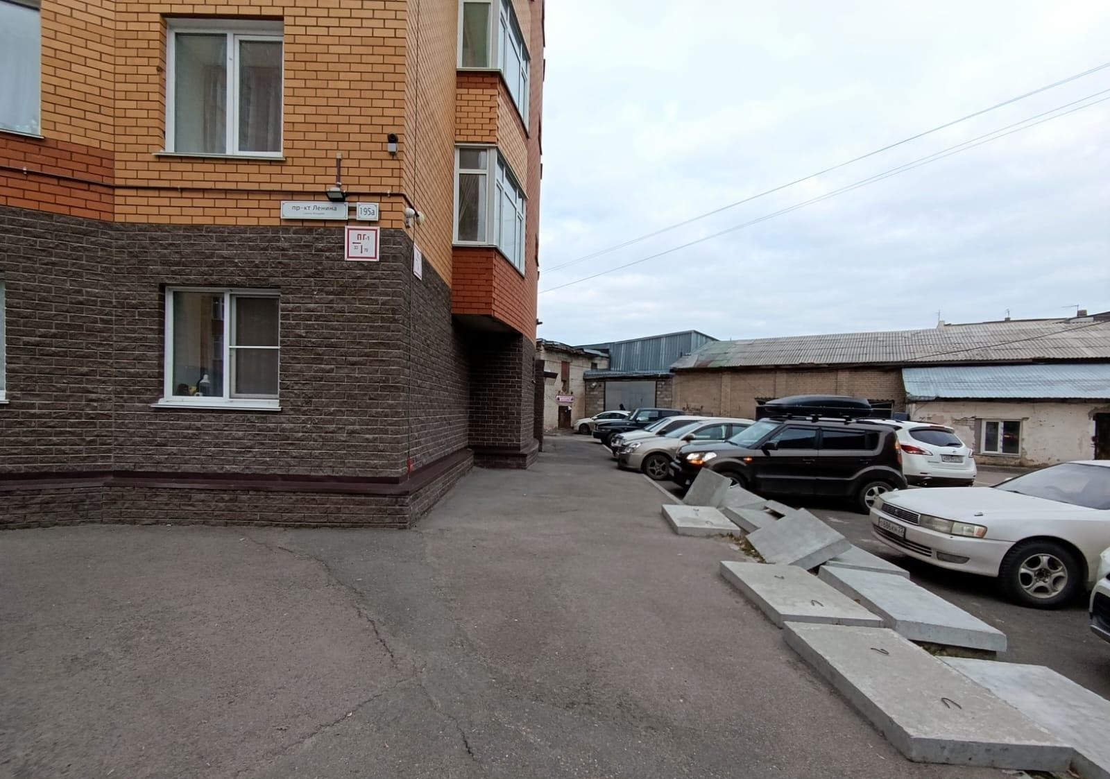 В Барнауле новоселы 4 года ходили по плитам, которые "забыл" вывезти застройщик В Барнауле новоселы 4 года ходили по плитам, которые "забыл" вывезти застройщик