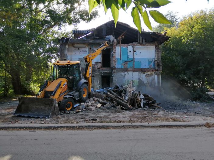 Три аварийные двухэтажки снесли в Барнауле Три аварийные двухэтажки снесли в Барнауле