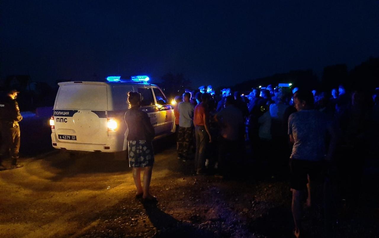 Жители коттеджного поселка в Барнауле вышли на пикет из-за войны с застройщиком Жители коттеджного поселка в Барнауле вышли на пикет из-за войны с застройщиком