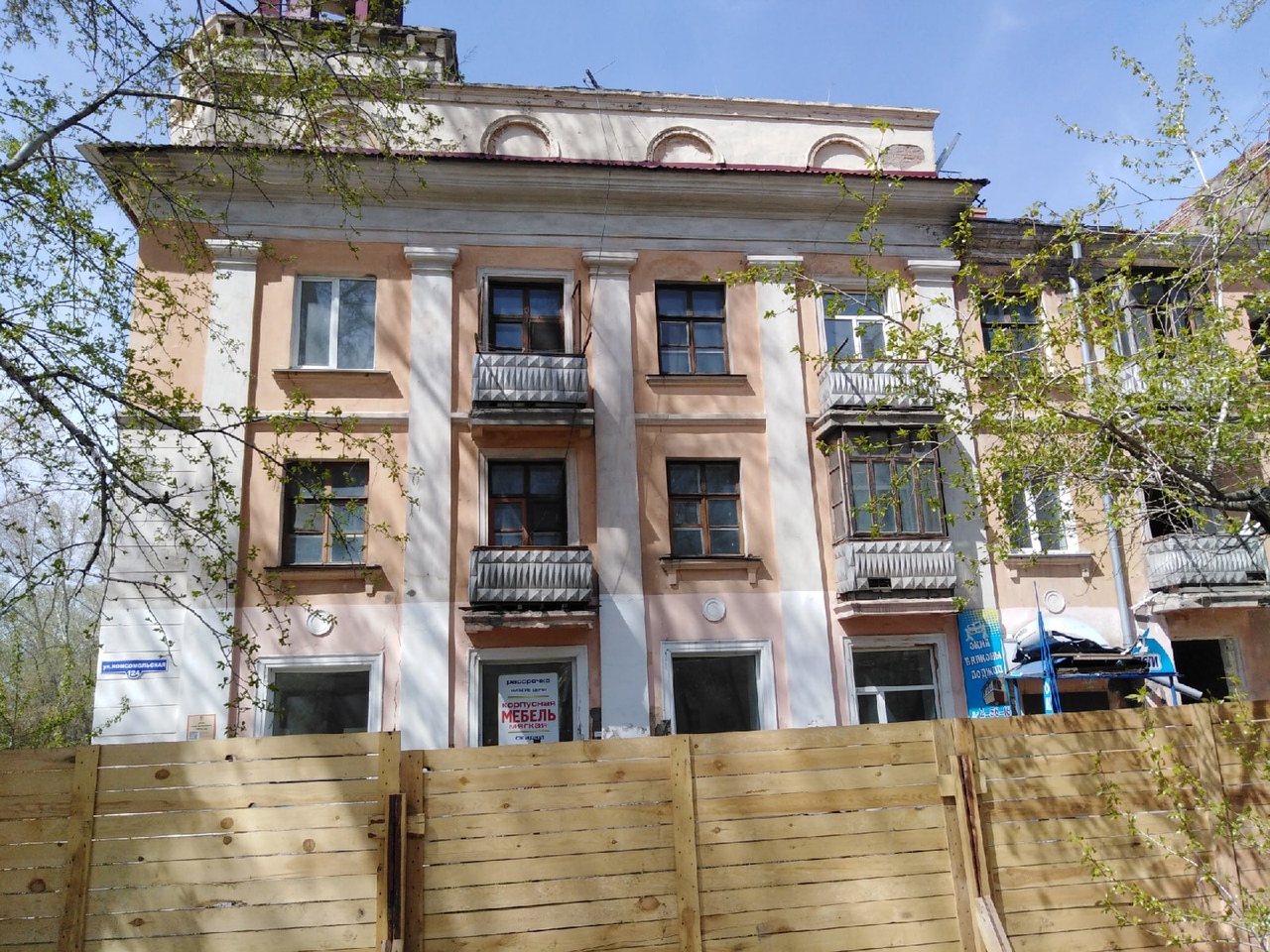 В Рубцовске сносят дом со шпилем, который являлся символом города В Рубцовске сносят дом со шпилем, который являлся символом города