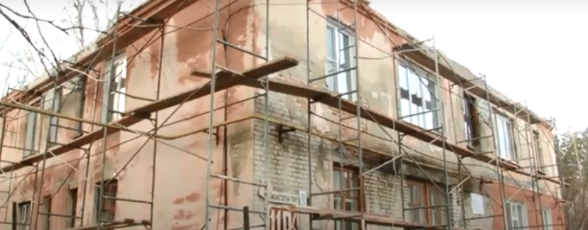 В квартире барнаульской двухэтажки рухнул потолок В квартире барнаульской двухэтажки рухнул потолок