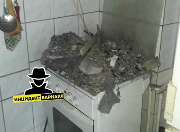 В квартире еще одного дома в Барнауле рухнул потолок