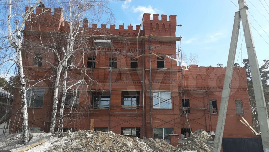 14-комнатный пустой замок выставили на продажу в Барнауле 14-комнатный пустой замок выставили на продажу в Барнауле