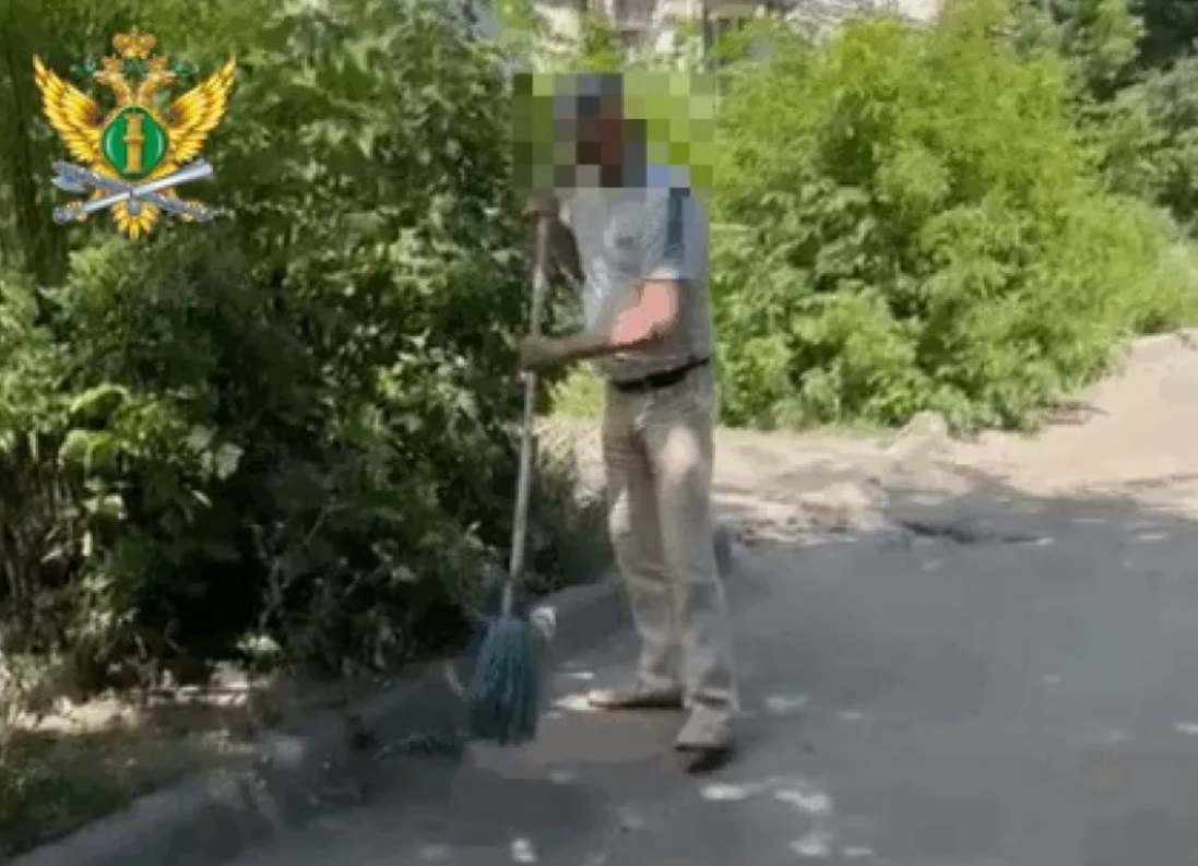 Скандально известного алтайского застройщика заставили подметать улицы Скандально известного алтайского застройщика заставили подметать улицы