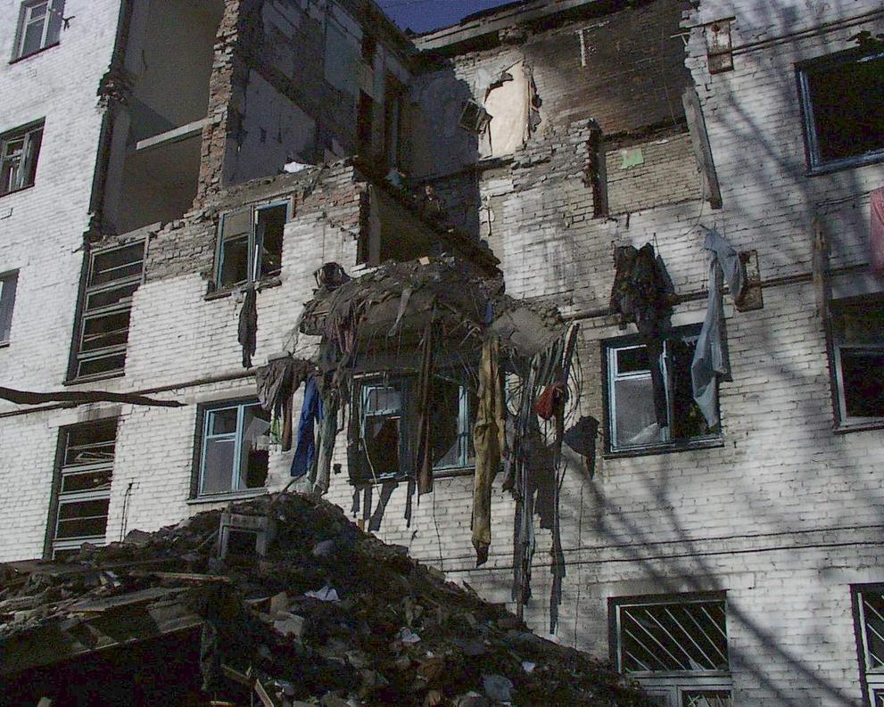 В Барнауле рушится пятиэтажка, в которой взорвался газ
